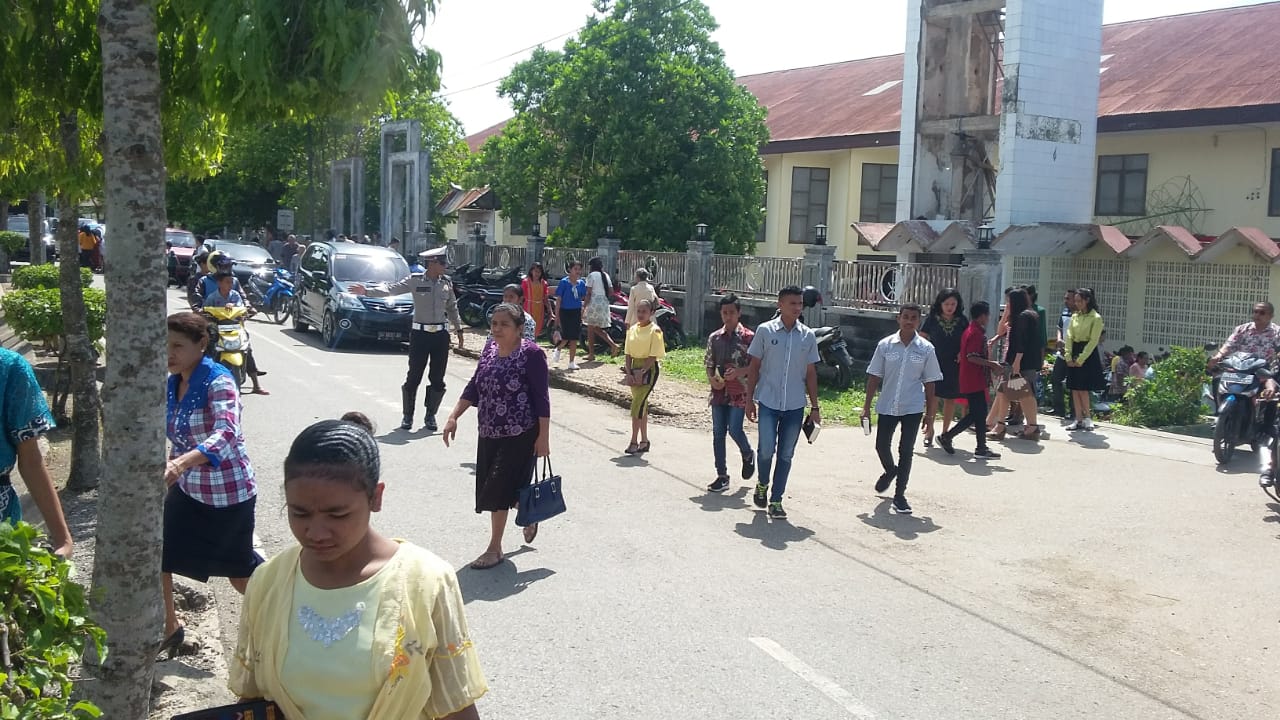 Pengamanan Dan Pengaturan Lantas Oleh Personil Polres TTS Saat Kebaktian Ibadah Umat Kristen