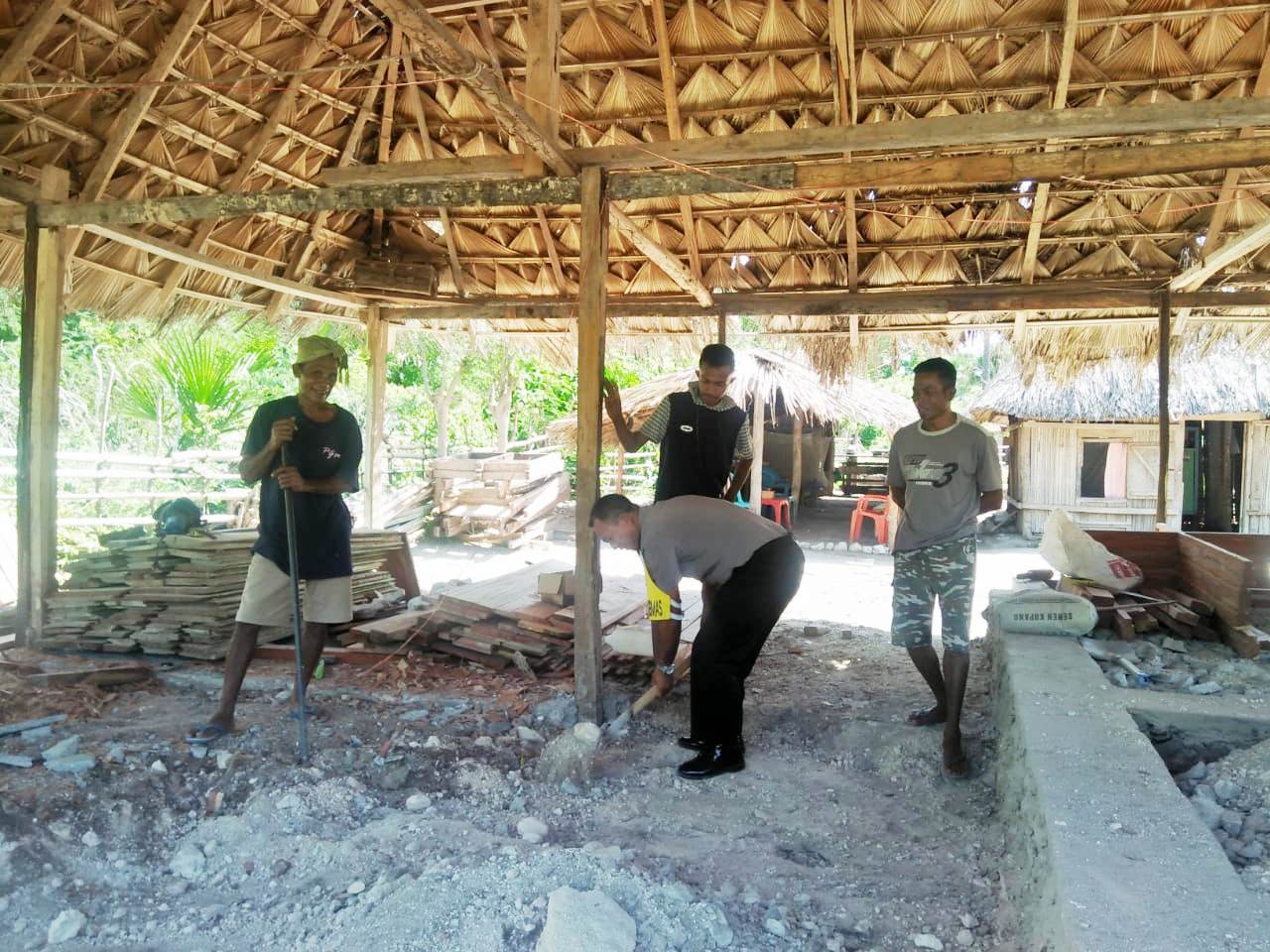 Tingkatkan Silahturahmi, Bhabinkamtibmas Gotong Royong Bersama Warga