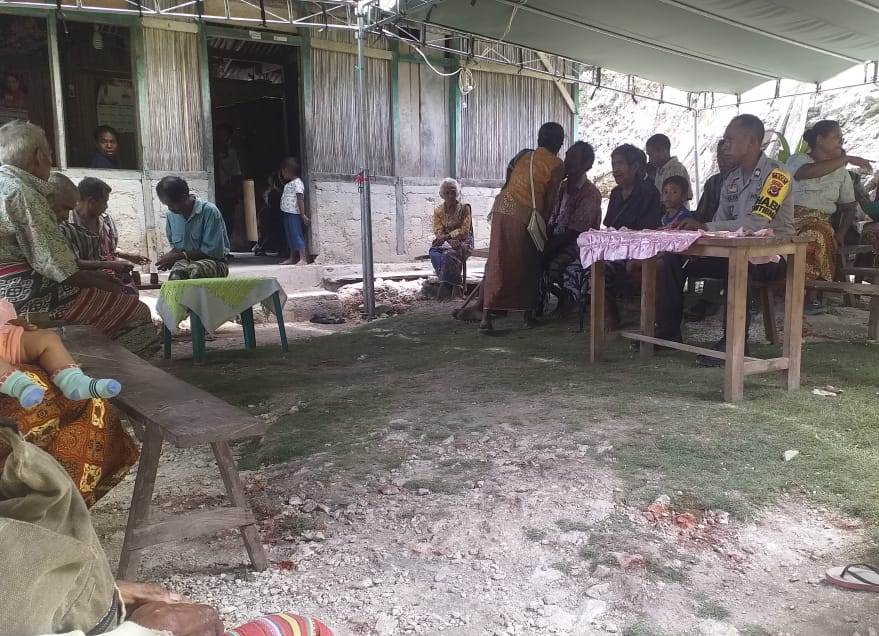 Bhabinkamtibmas Polsek Kolbano Melayat Kerumah Warga