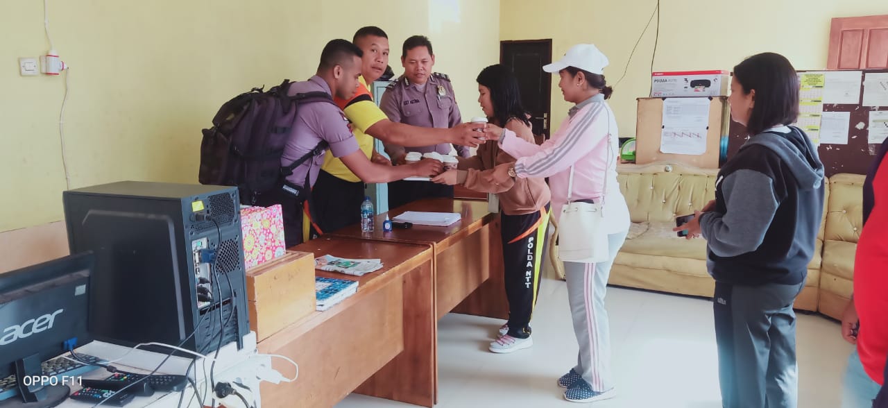 Meningkatkan Daya Tahan Tubuh Personil Polres TTS, Bhayangkari Polres TTS Bagikan Minuman Jahe