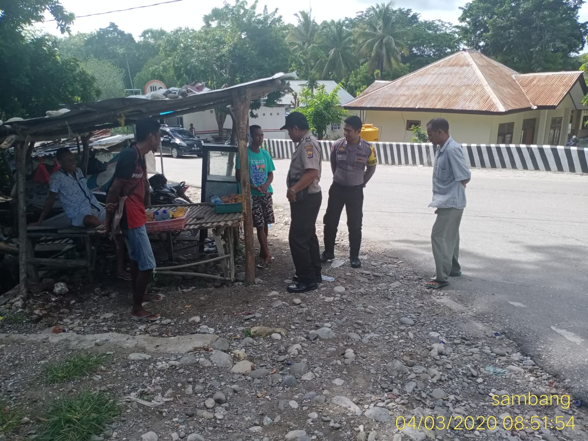 Sambangi Pedagang Asongan,  Personil  Polsek Batuh Putih Beri Imbauan Kamtibmas