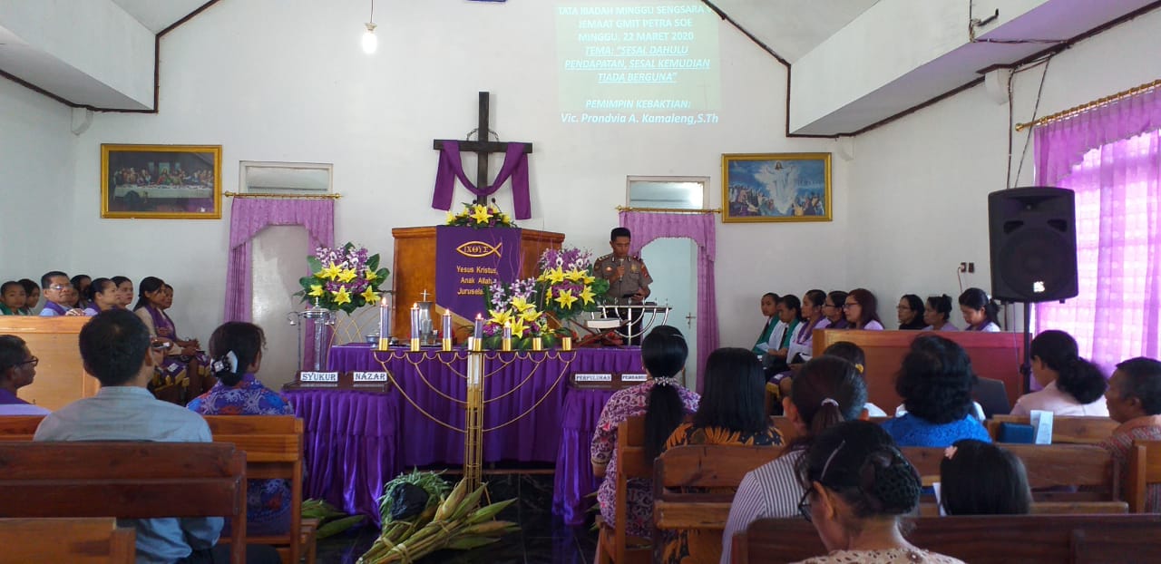 Demi  cegah  Virus Coroda , Kasat Binmas Polres TTS Bacakan Maklumat Kapolri di  Gereja