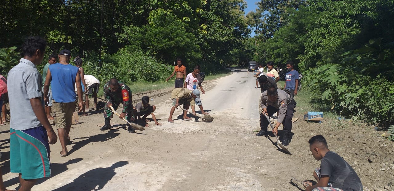 Cegah Laka Lantas , Kanit Binmas Polsek  Bersama Warga  Bersihkan Tumpukan Tanah  Yang Ada di Badan Jalan