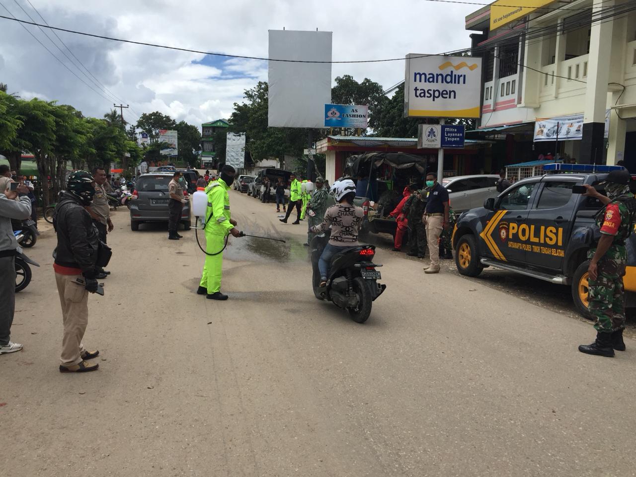 Polres TTS dan Kodim 1621 TTS, Eksis Semprot Disinfektan Demi Cegah Covid-19