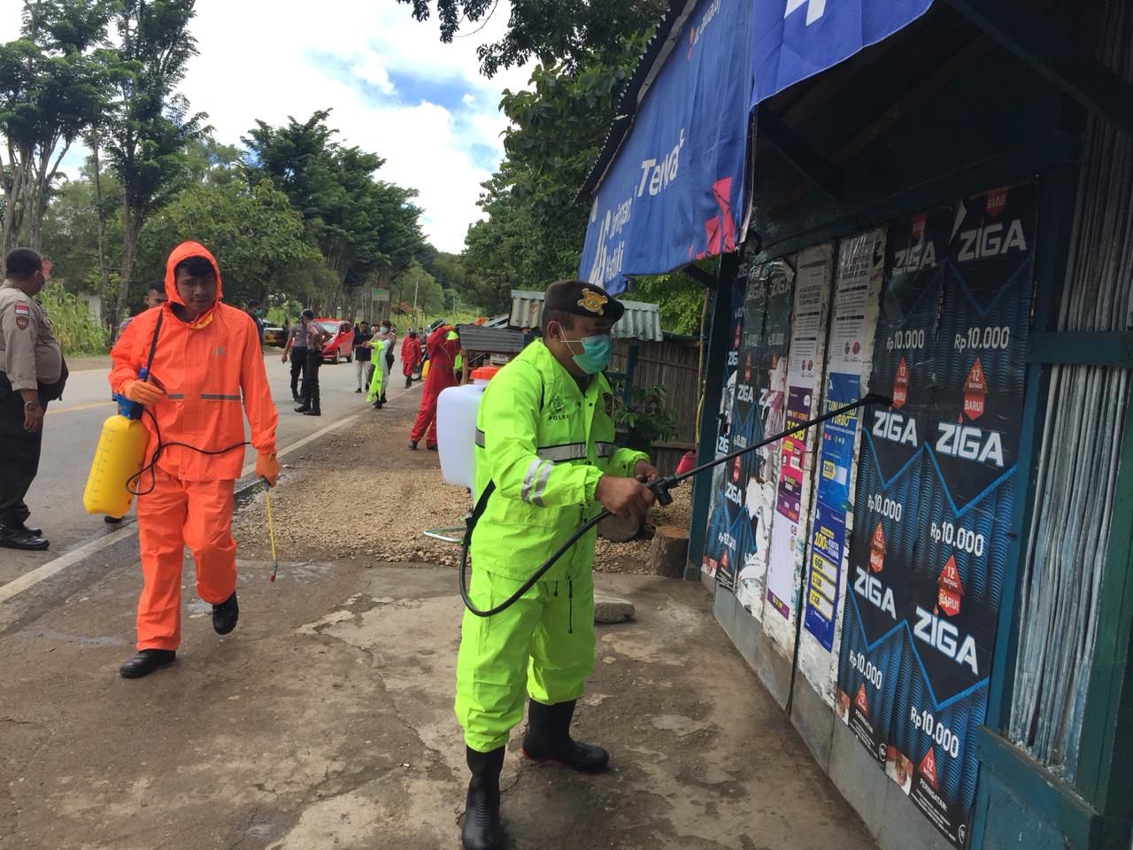 Cegah Virus Corona , Sinergi Polres TTS Dan Kodim 1621 TTS Semprotkan Desinfektan