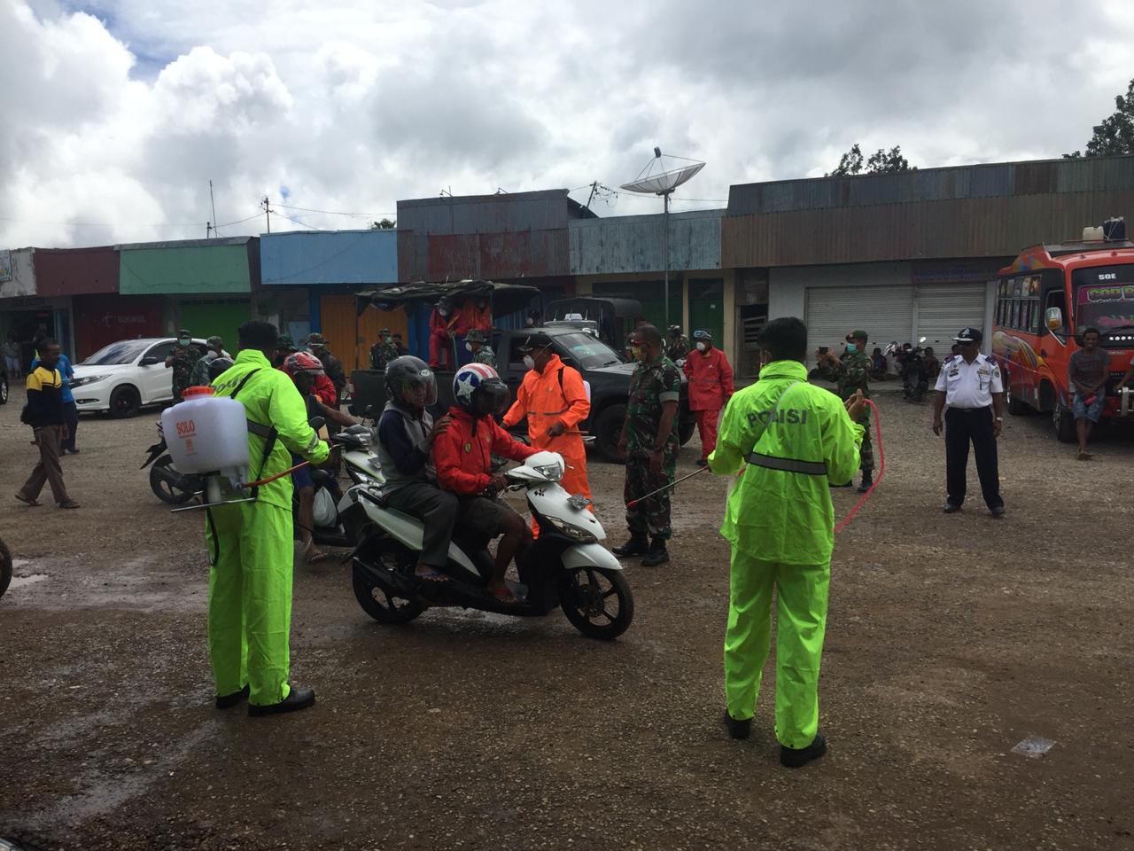 Polres TTS dan Kodim 1621 TTS Semprot Disinfektan Cegah Virus Corona
