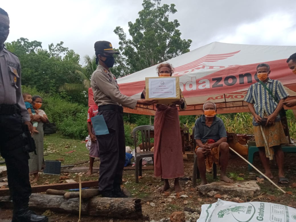 Peduli Korban kebakaran Rumah, Polres TTS Berikan Bansos