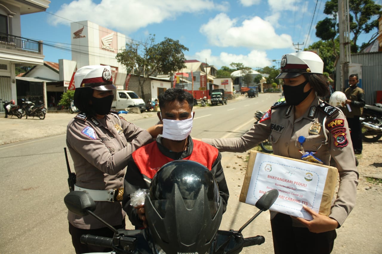Polres TTS Gelar Bagi Masker Untuk Pengguna Jalan