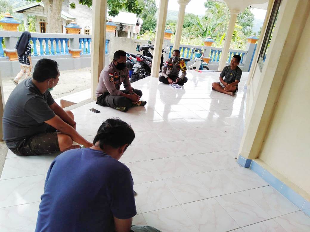 Sambangi Pengurus Masjid, Kapolsek Amanatun Selatan beri Imbauan serta bagikan Maklumat Kapolri pencegahan Covid-19
