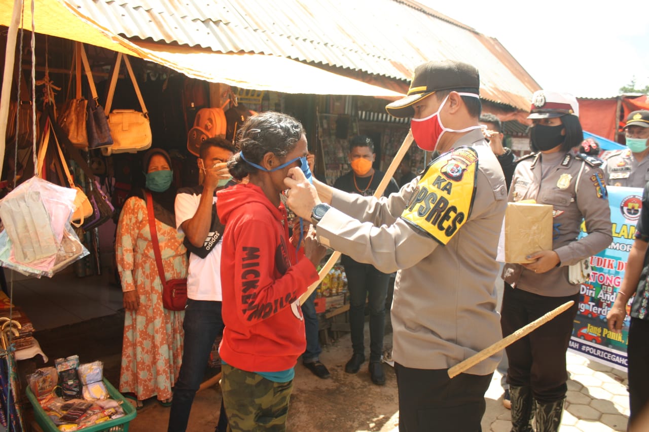 Bersinergi, Kapolres TTS bersama Forkopinda TTS  bagikan Sejumlah masker kepada penghuni Pasar