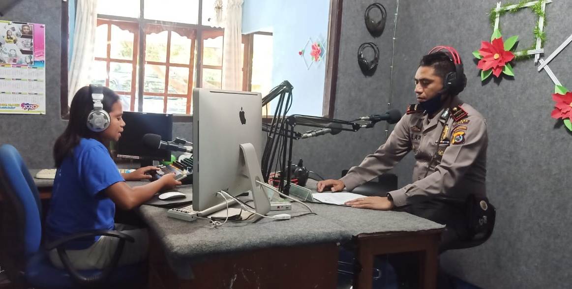 Cegah Covid-19, Kasat Binmas Polres TTS Sampaikan Imbauan Kapolres TTS Melalui Siaran Radio