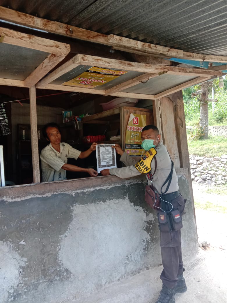 Selamatkan Warga Warga Binaannya   Dari Covid -19, Bhabinkamtibmas Bagikan  Maklumat Kapolri tentang Pencegahan Covid-19