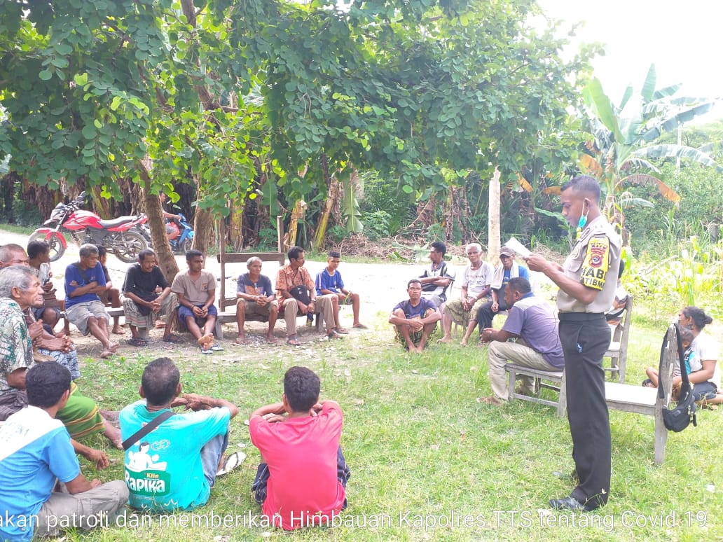Hadir Ditengah warga Desa, Bhabinkamtibmas Beri Imbauan Cegah Covid-19
