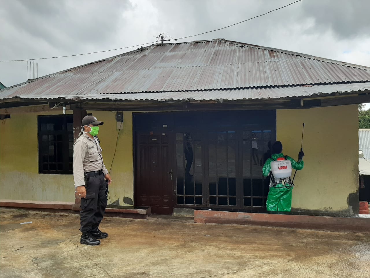 Tanggap Covid-19, Pol Sub Sektor Paris Dampingi Penyemprotan Disinfektan