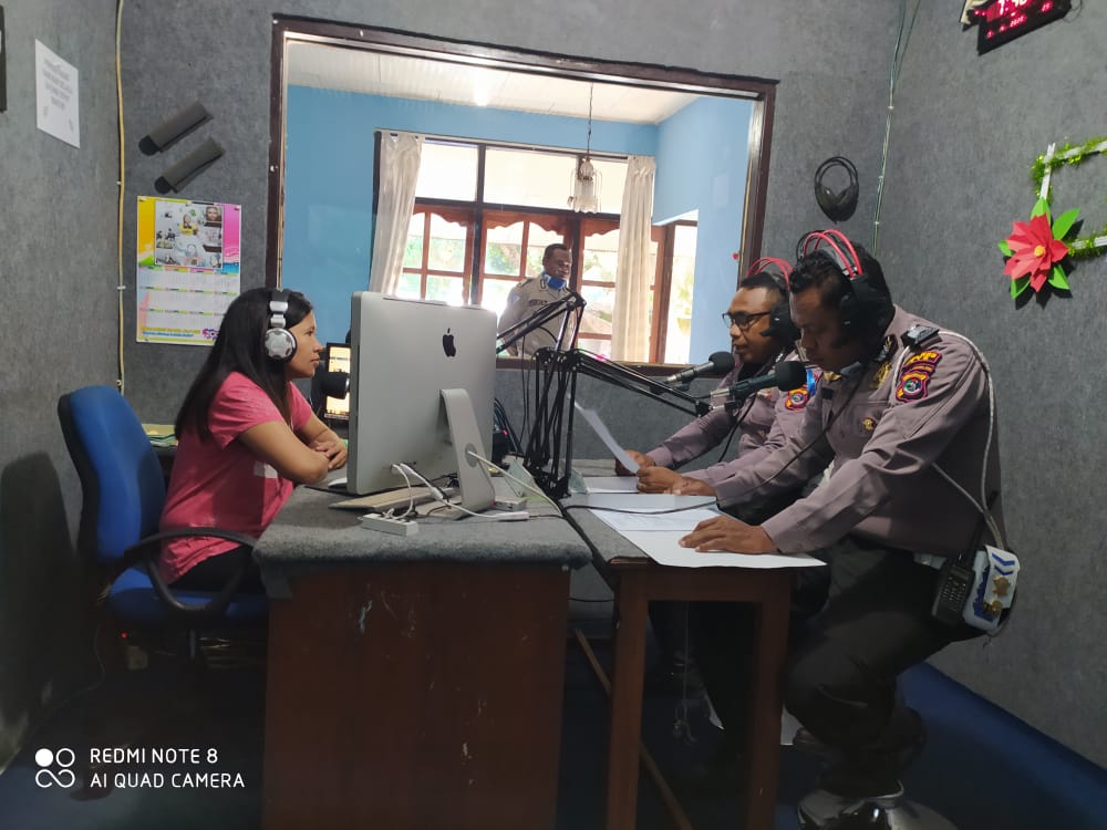 Tribratanewstts.com- Melalui Siaran Radio, Sat Lantas Polres TTS Beri Imbauan Cegad Covid-19